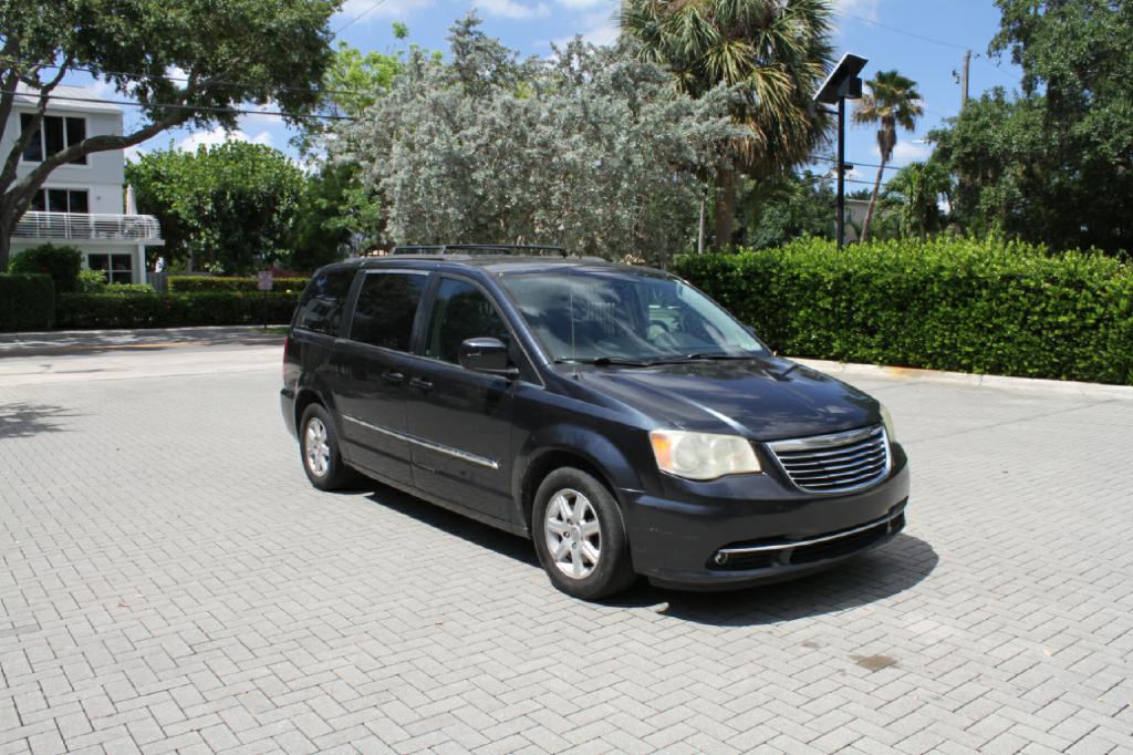 Photo 4 of this CHRYSLER TOWN & COUN