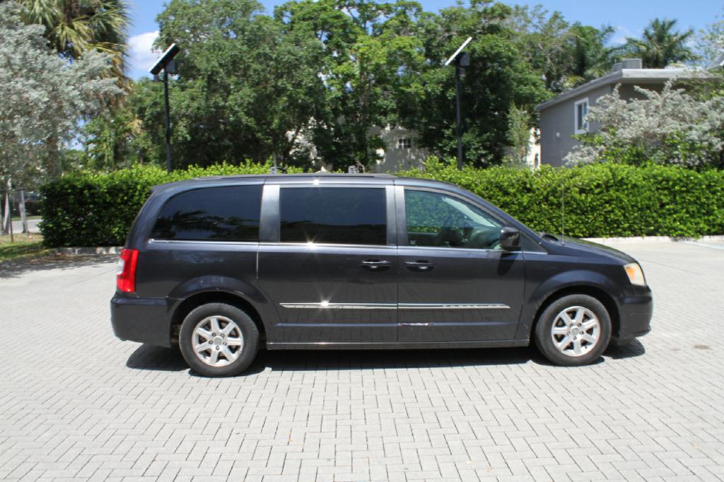 Photo 5 of this CHRYSLER TOWN & COUN