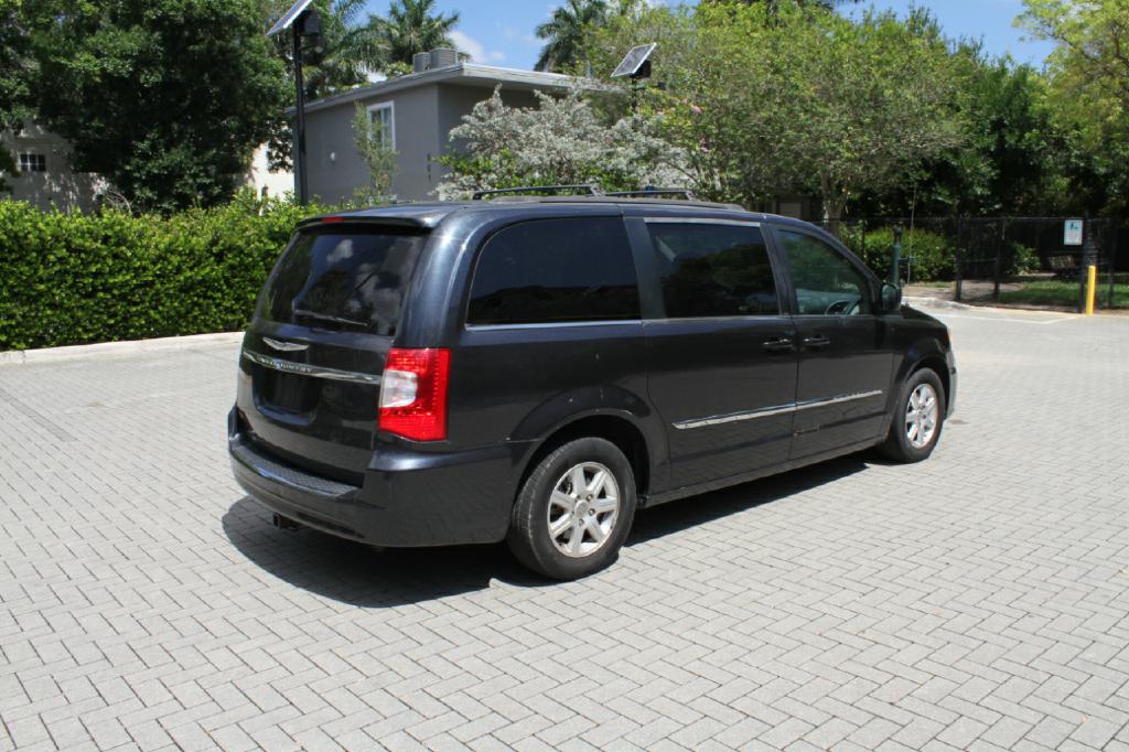 Photo 6 of this CHRYSLER TOWN & COUN