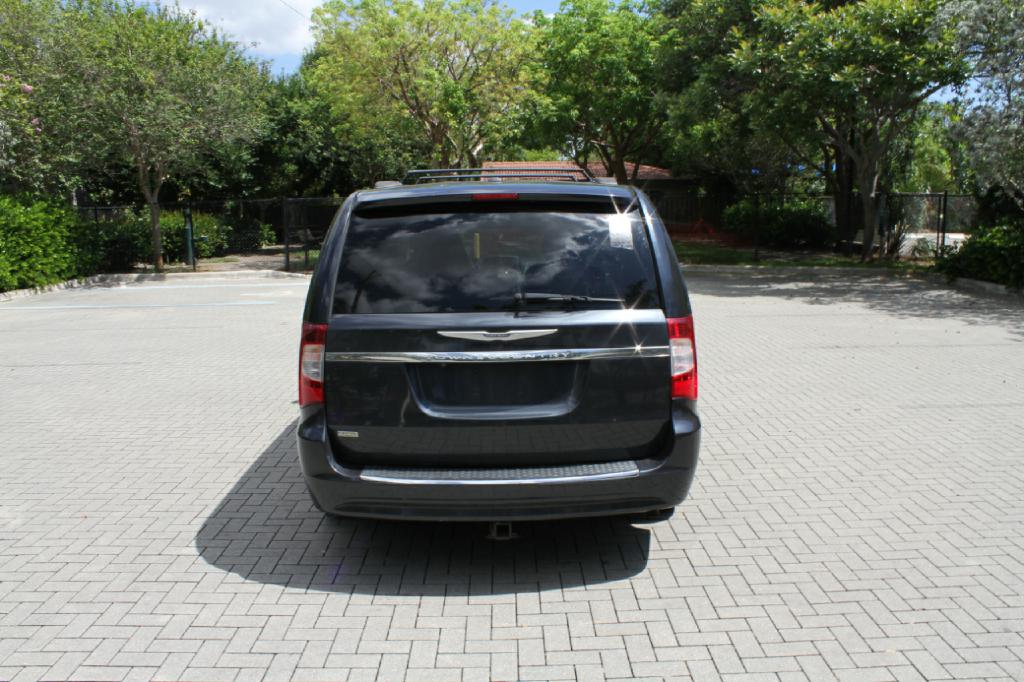 Photo 7 of this CHRYSLER TOWN & COUN