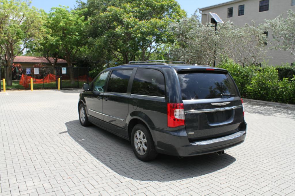 Photo 8 of this CHRYSLER TOWN & COUN