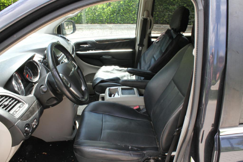 Photo 9 of this CHRYSLER TOWN & COUN