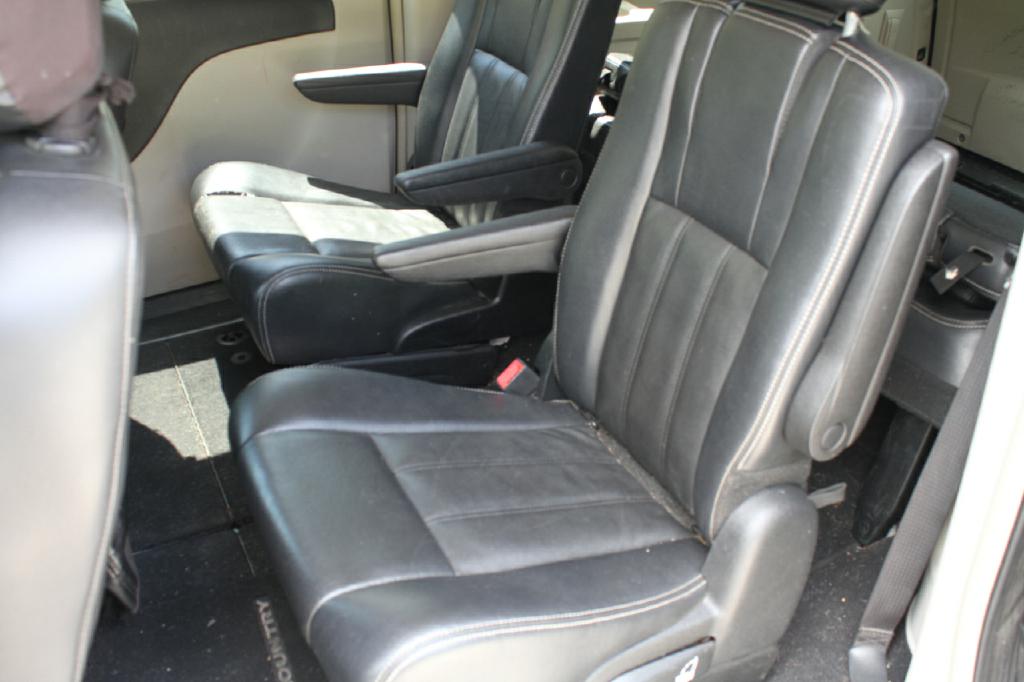 Photo 10 of this CHRYSLER TOWN & COUN