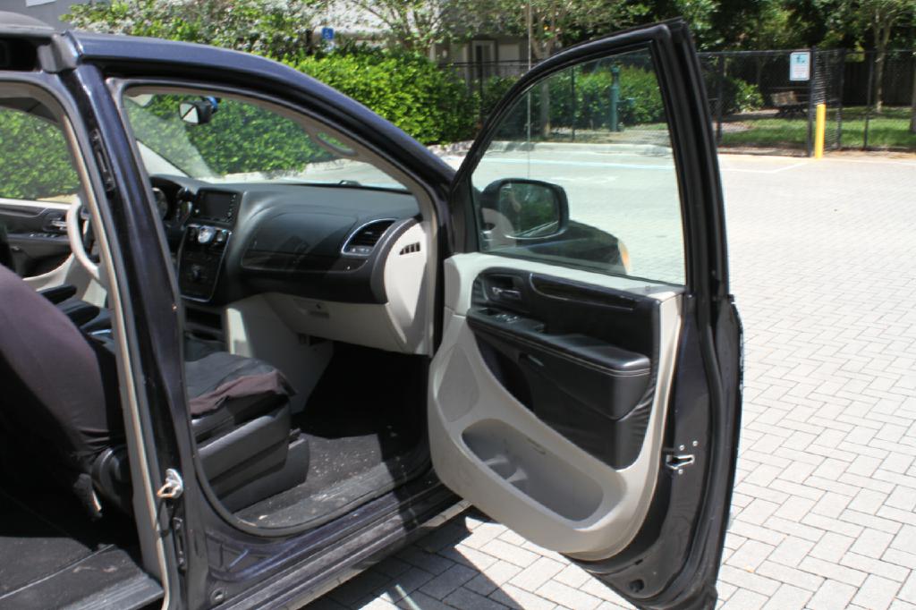 Photo 11 of this CHRYSLER TOWN & COUN