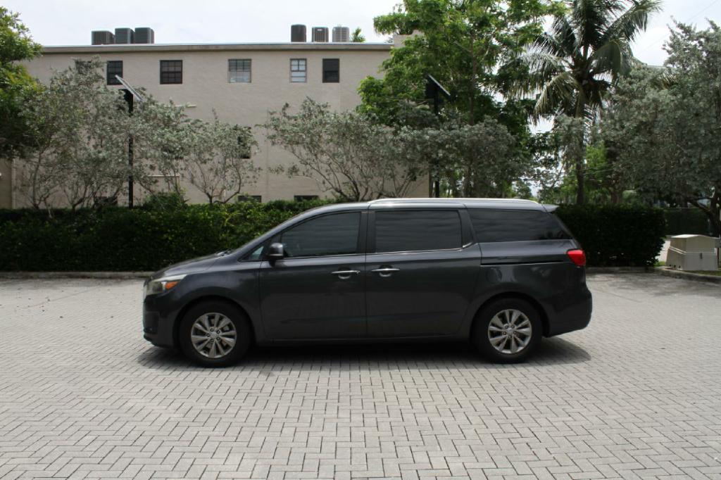 Photo 2 of this KIA SEDONA