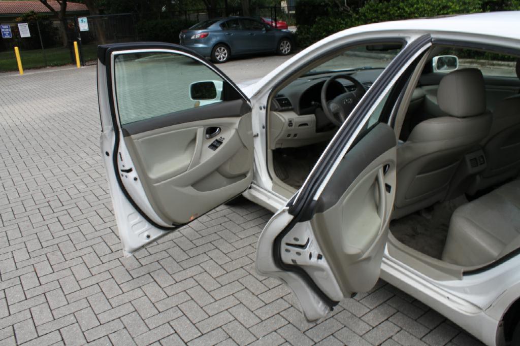 Photo 11 of this TOYOTA CAMRY HYBRID