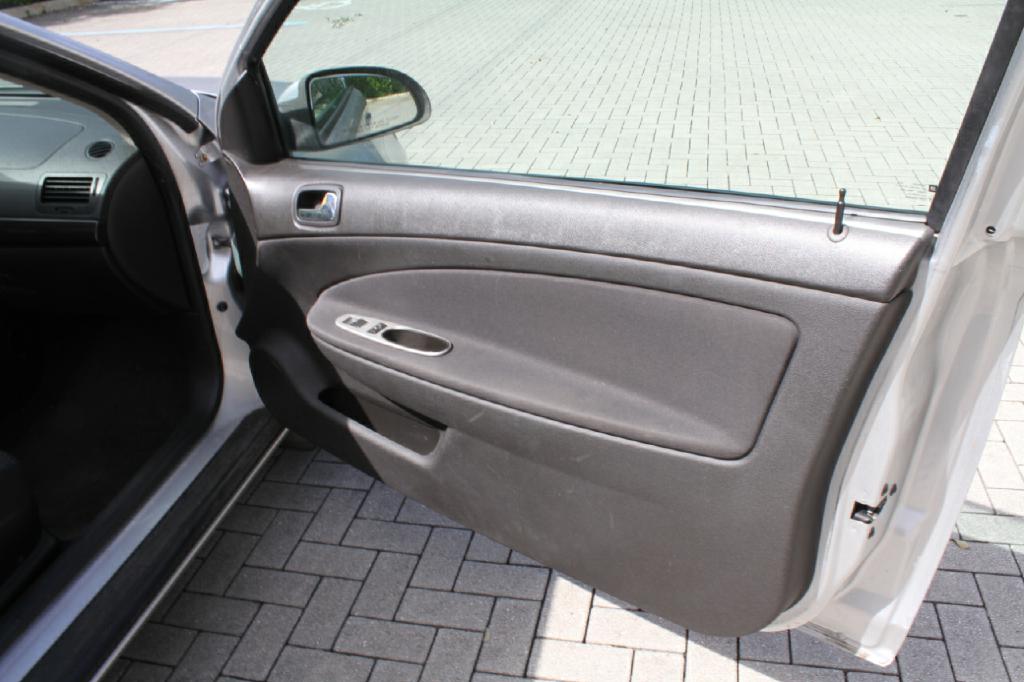 Photo 12 of this PONTIAC G5