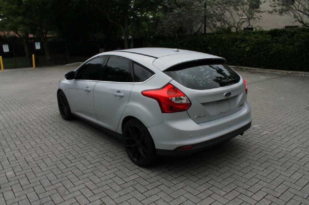 Photo 8 of this FORD FOCUS