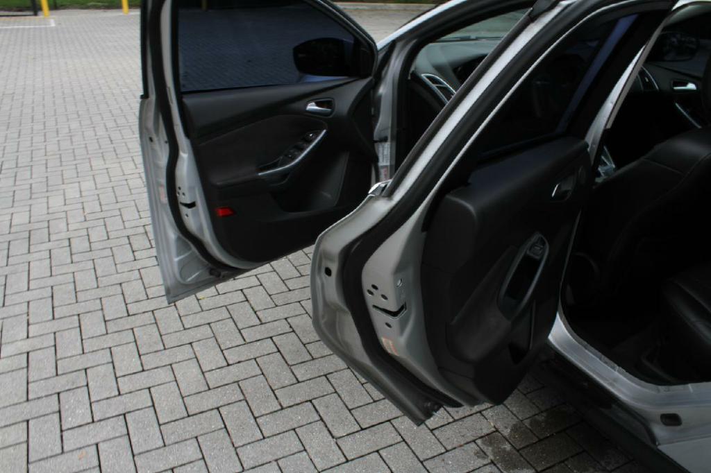 Photo 11 of this FORD FOCUS