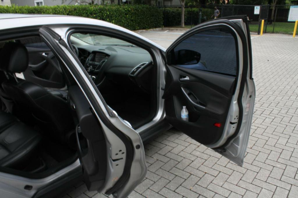 Photo 12 of this FORD FOCUS