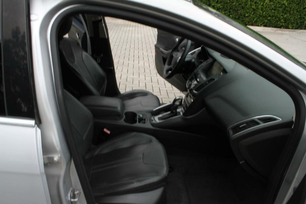 Photo 14 of this FORD FOCUS