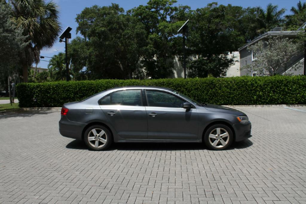 Photo 5 of this VOLKSWAGEN JETTA