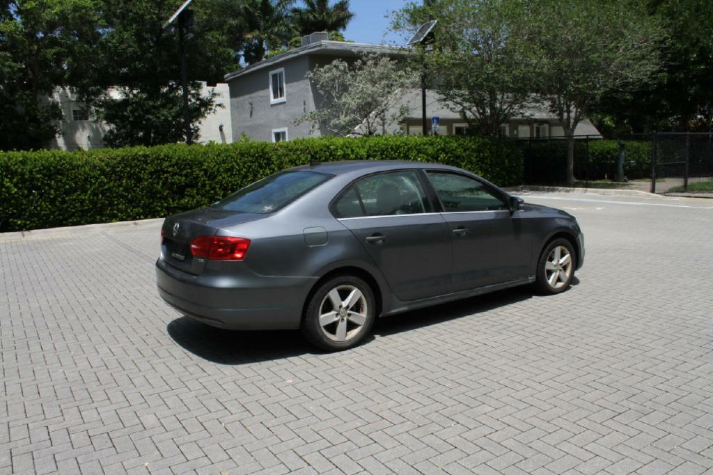Photo 6 of this VOLKSWAGEN JETTA