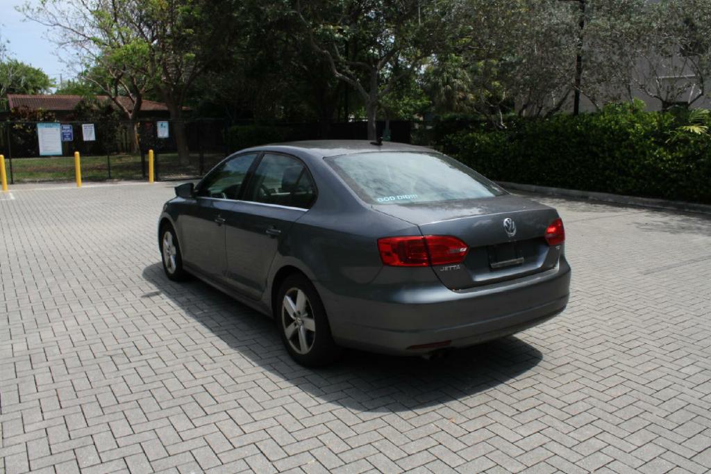 Photo 8 of this VOLKSWAGEN JETTA