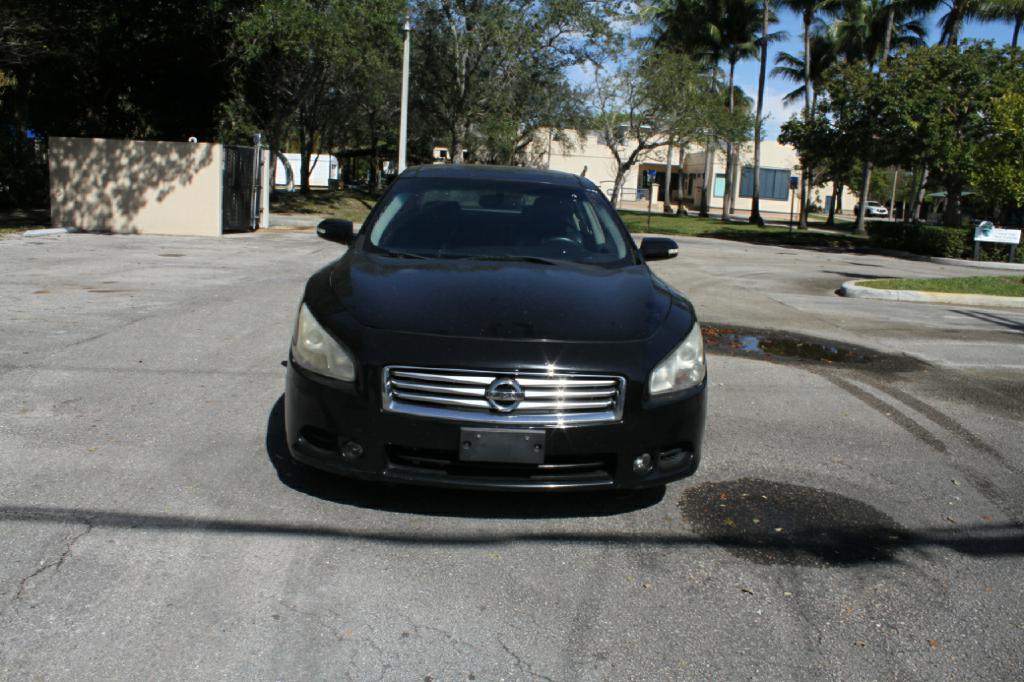 Photo 2 of this NISSAN MAXIMA