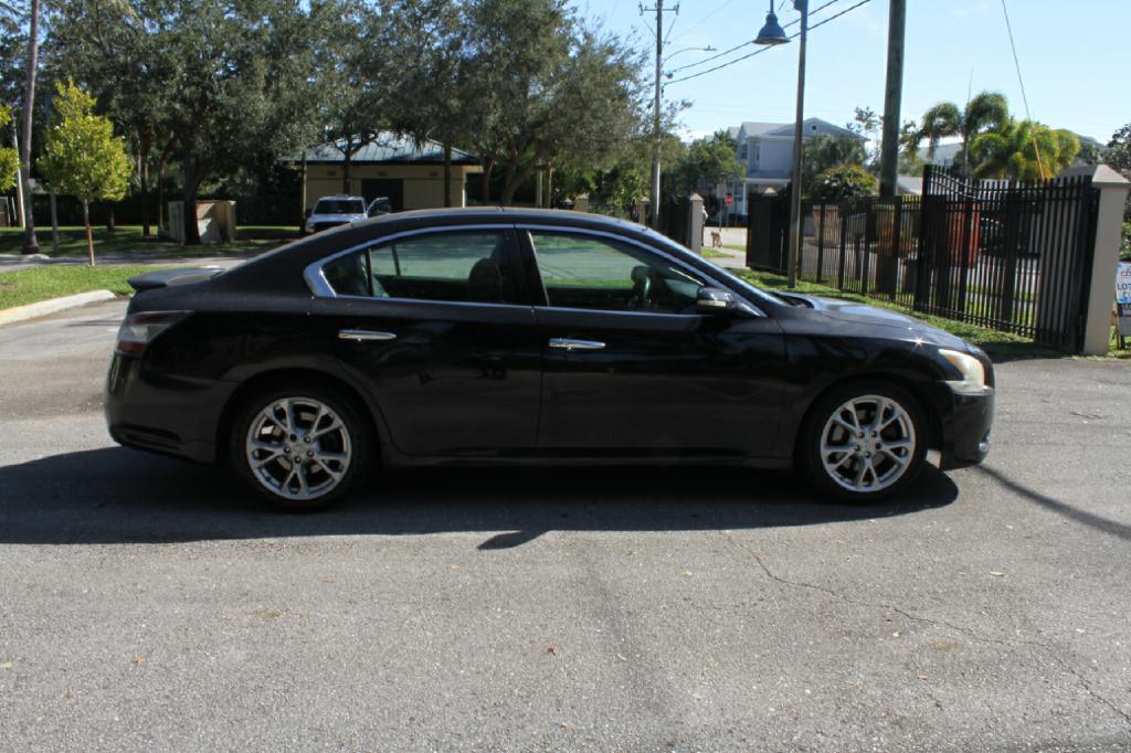 Photo 8 of this NISSAN MAXIMA