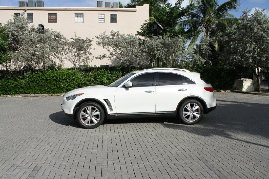 Photo 2 of this INFINITI FX