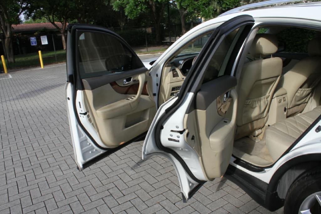 Photo 11 of this INFINITI FX