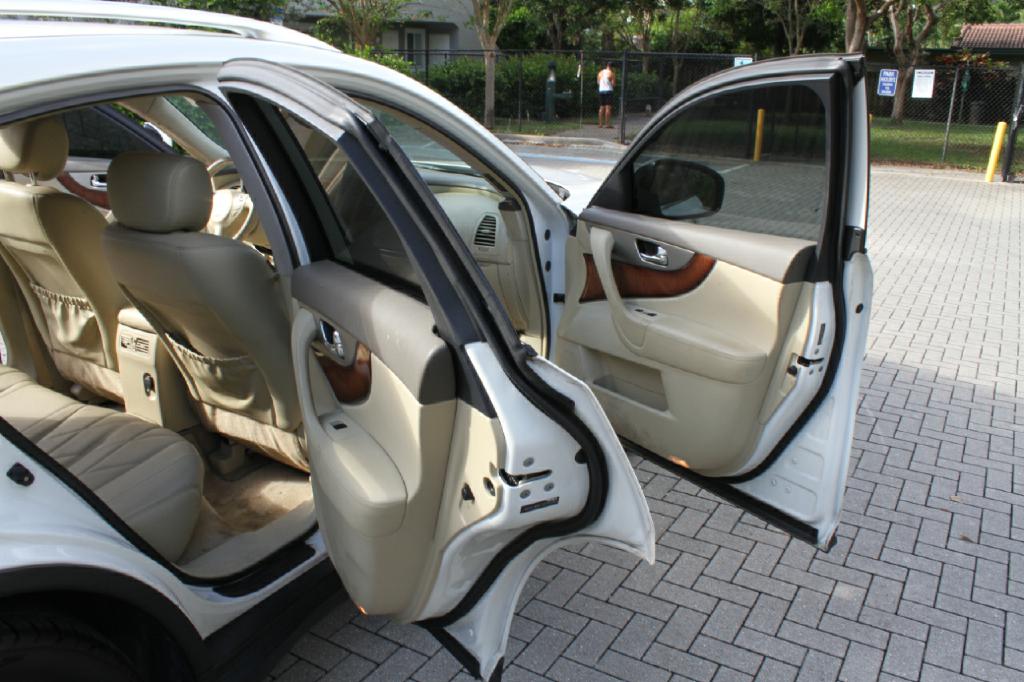 Photo 12 of this INFINITI FX