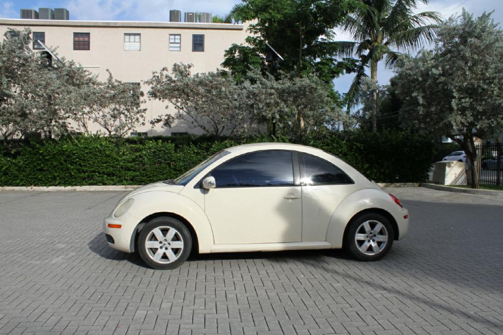 Photo 2 of this VOLKSWAGEN NEW BEETLE