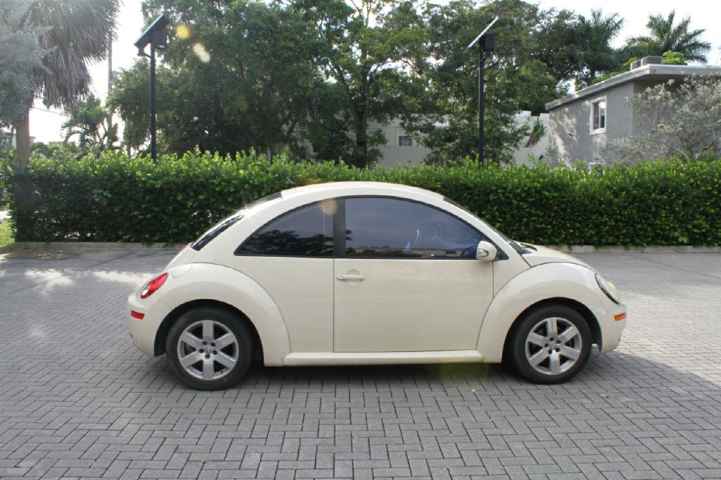 Photo 5 of this VOLKSWAGEN NEW BEETLE