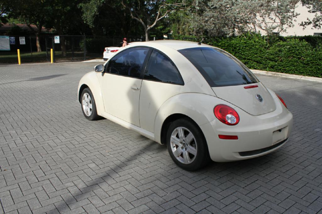 Photo 7 of this VOLKSWAGEN NEW BEETLE
