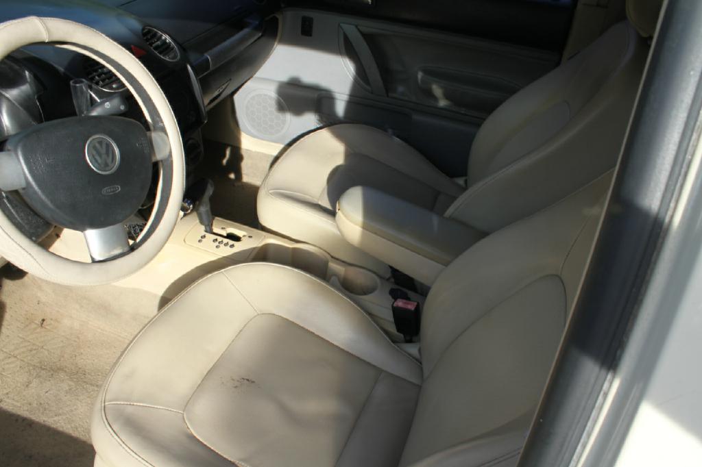 Photo 8 of this VOLKSWAGEN NEW BEETLE