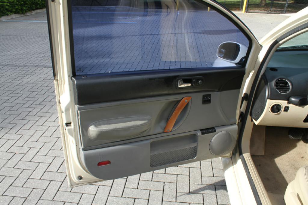 Photo 9 of this VOLKSWAGEN NEW BEETLE
