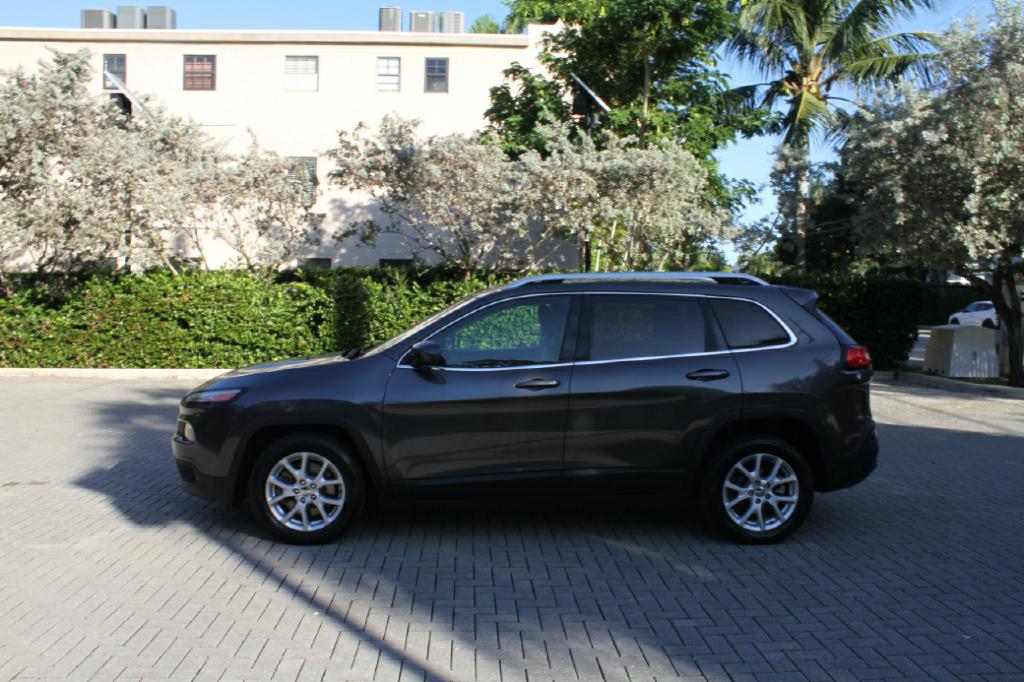 Photo 2 of this JEEP CHEROKEE