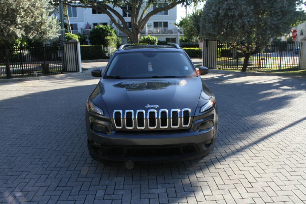 Photo 3 of this JEEP CHEROKEE