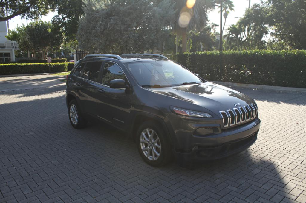 Photo 4 of this JEEP CHEROKEE