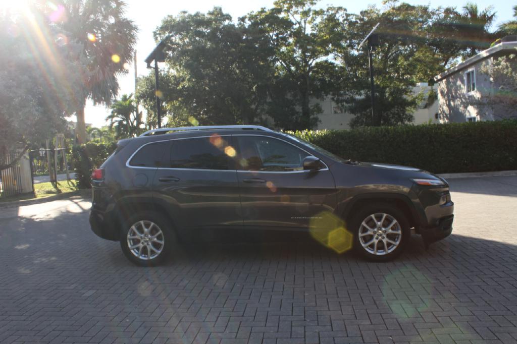 Photo 5 of this JEEP CHEROKEE