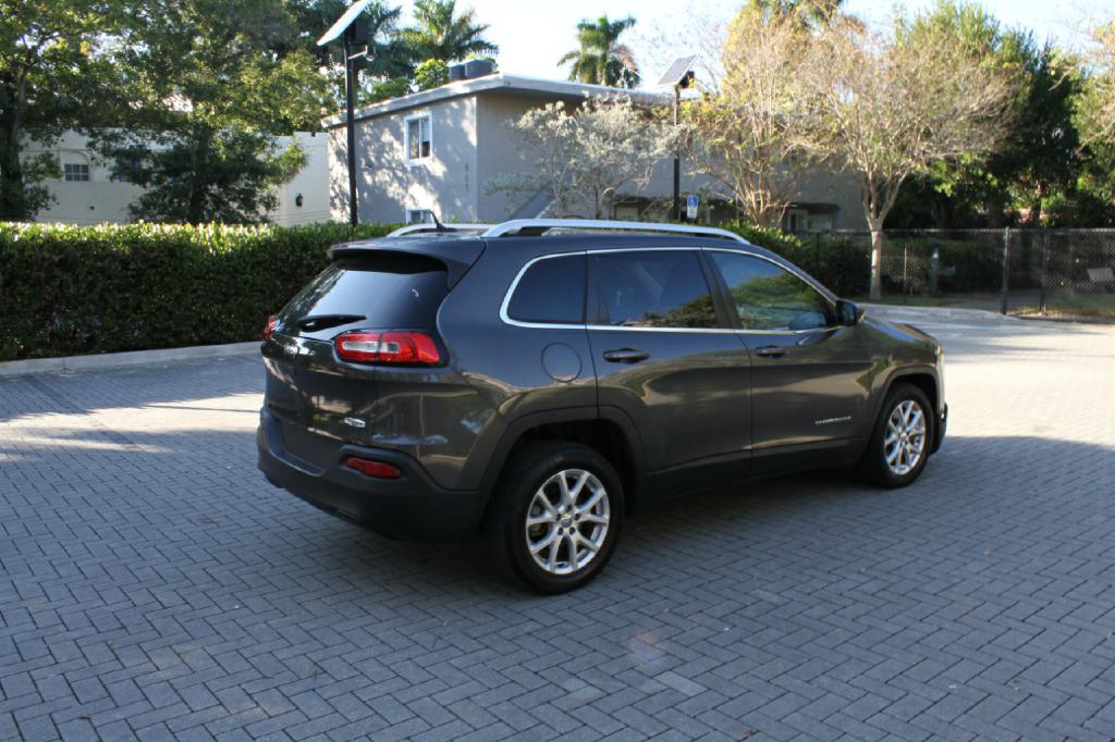 Photo 6 of this JEEP CHEROKEE