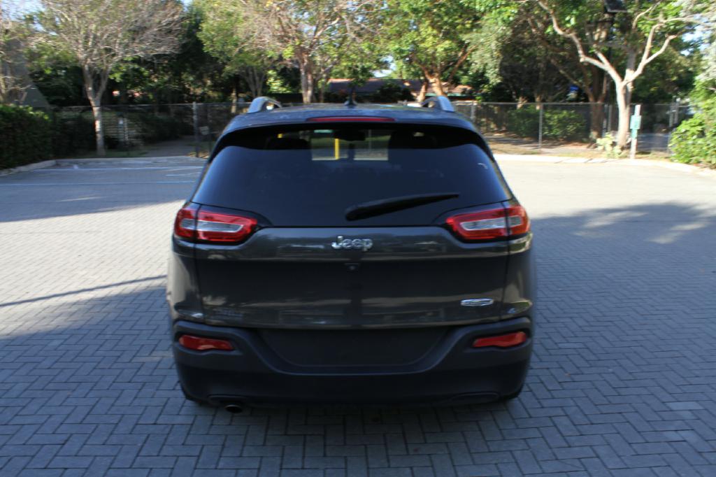 Photo 7 of this JEEP CHEROKEE