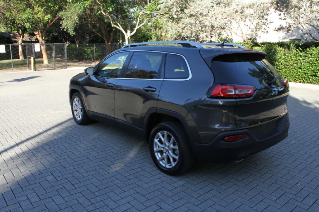 Photo 8 of this JEEP CHEROKEE