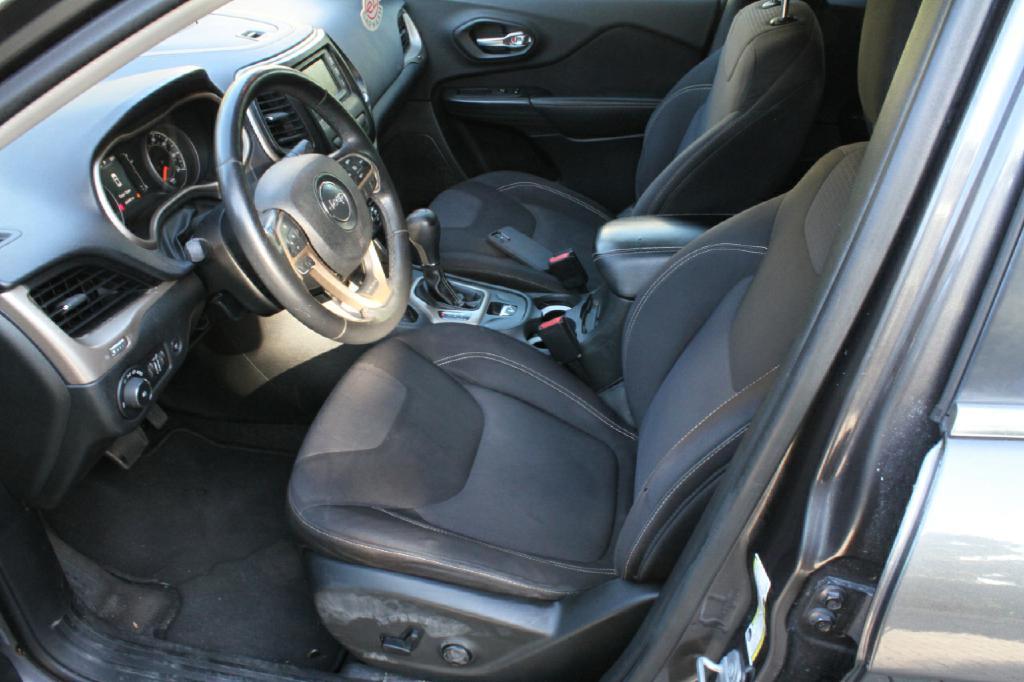 Photo 9 of this JEEP CHEROKEE