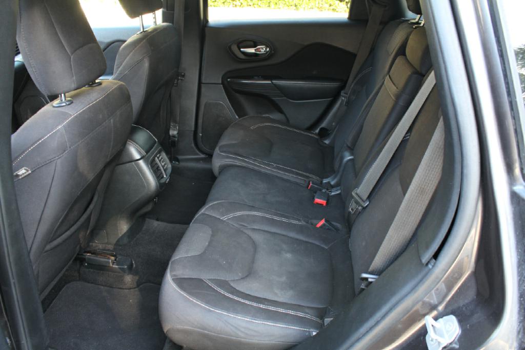 Photo 10 of this JEEP CHEROKEE