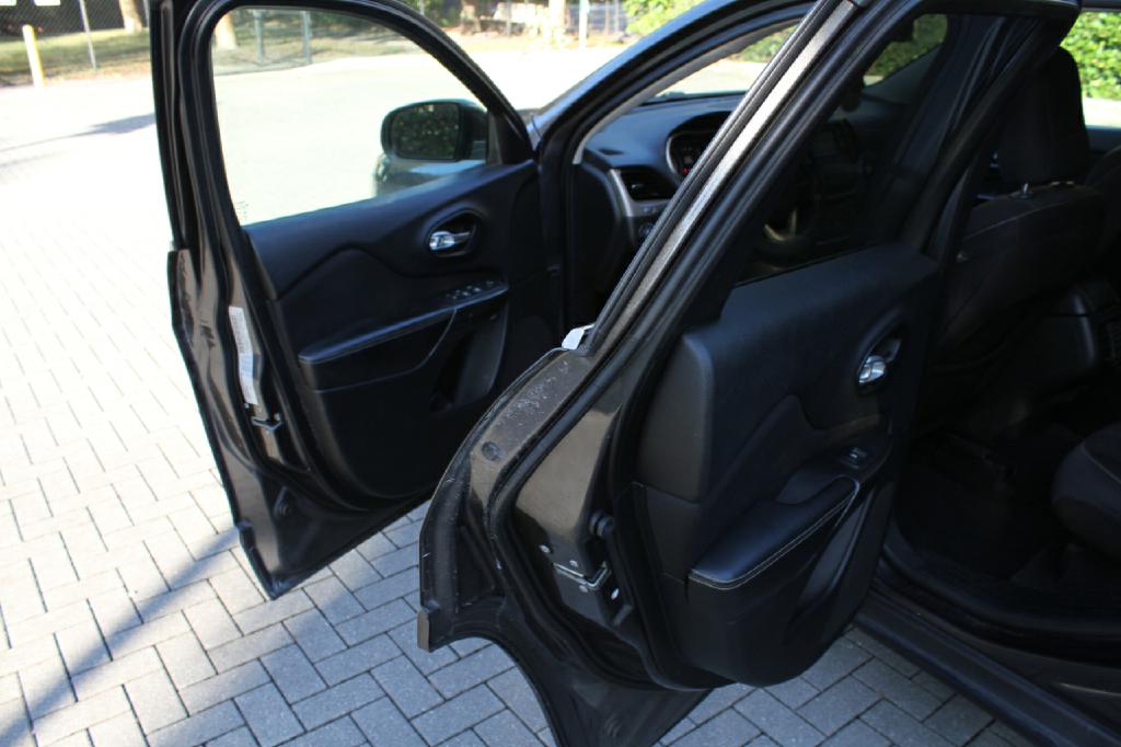 Photo 11 of this JEEP CHEROKEE