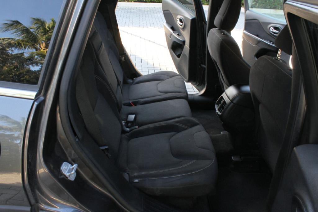 Photo 13 of this JEEP CHEROKEE