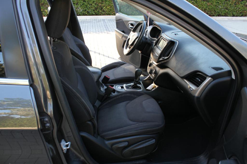 Photo 14 of this JEEP CHEROKEE