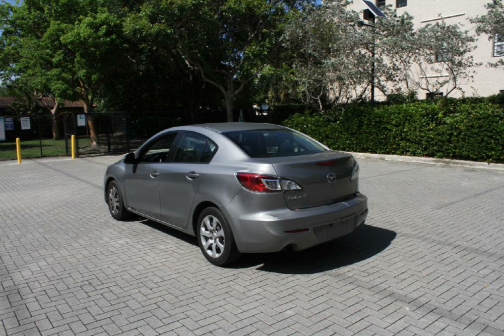 Photo 8 of this MAZDA MAZDA3