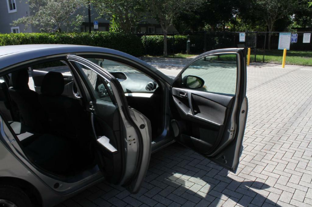 Photo 11 of this MAZDA MAZDA3