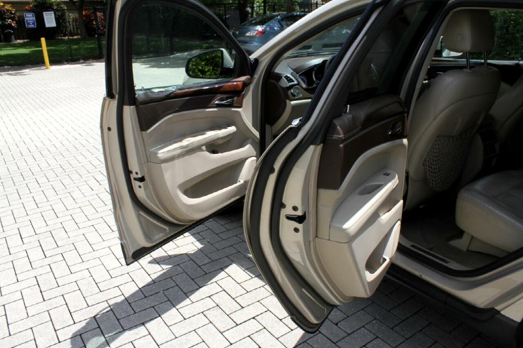 Photo 10 of this CADILLAC SRX