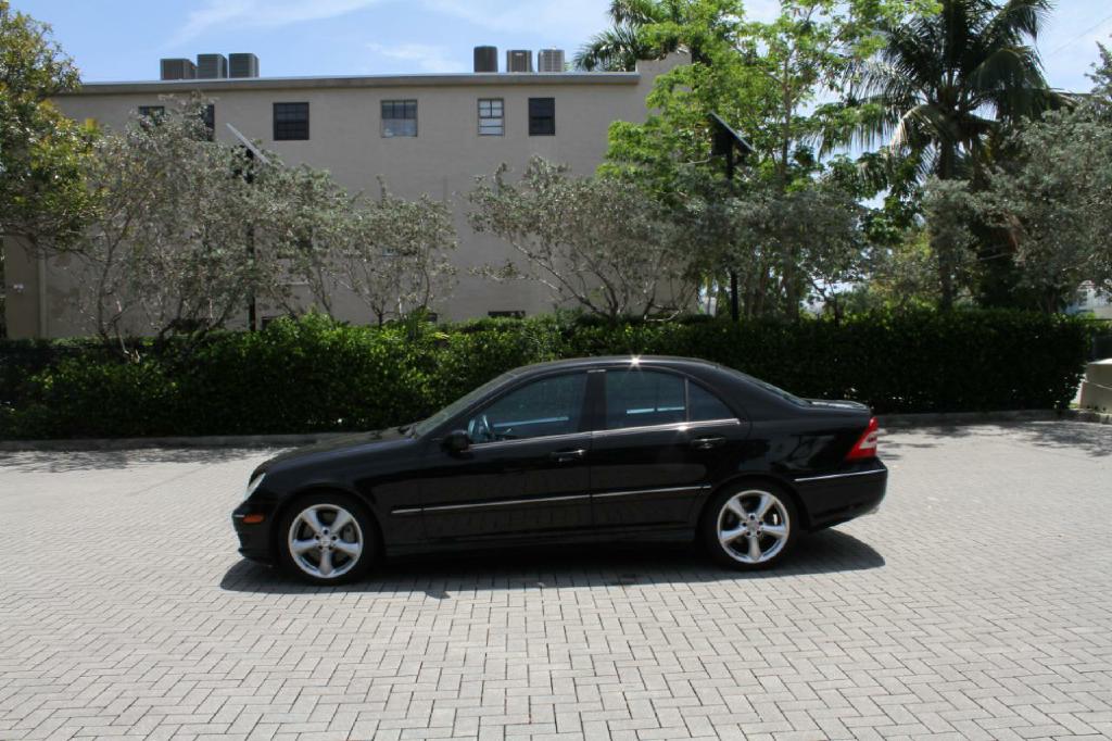 Photo 2 of this MERCEDES-BENZ C-CLASS