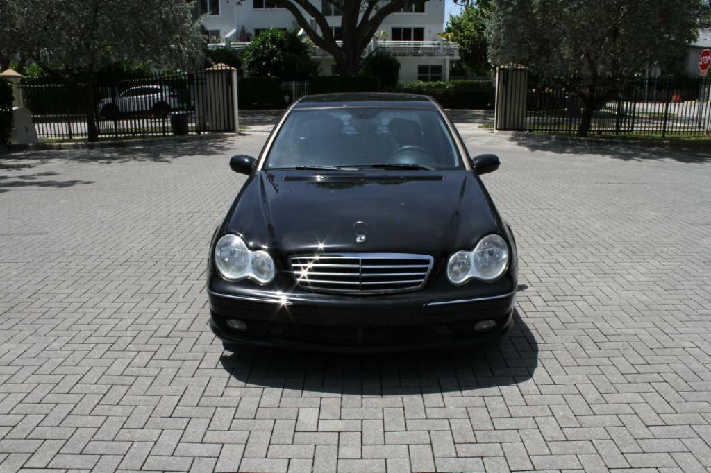 Photo 3 of this MERCEDES-BENZ C-CLASS