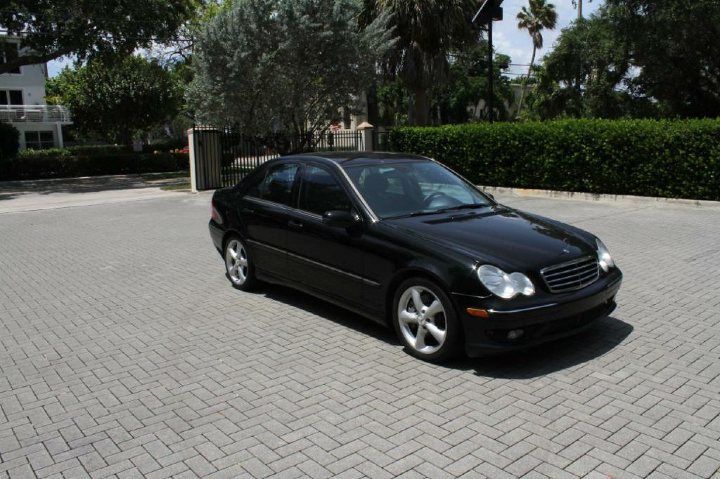 Photo 4 of this MERCEDES-BENZ C-CLASS
