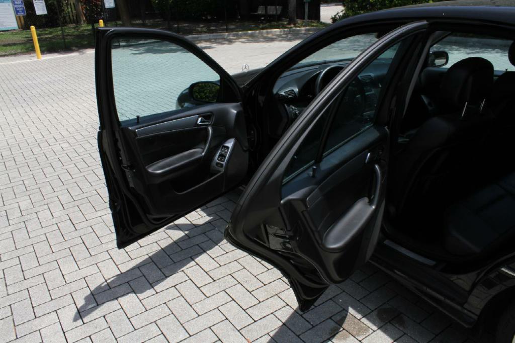 Photo 11 of this MERCEDES-BENZ C-CLASS