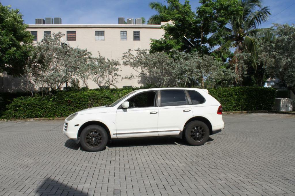 Photo 2 of this PORSCHE CAYENNE
