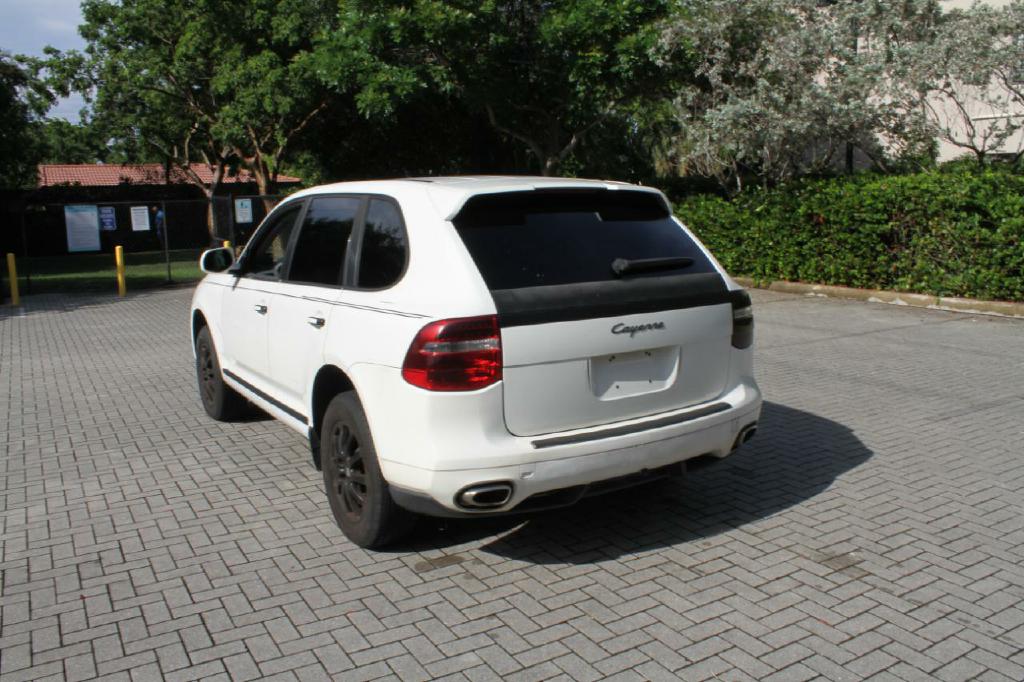 Photo 7 of this PORSCHE CAYENNE