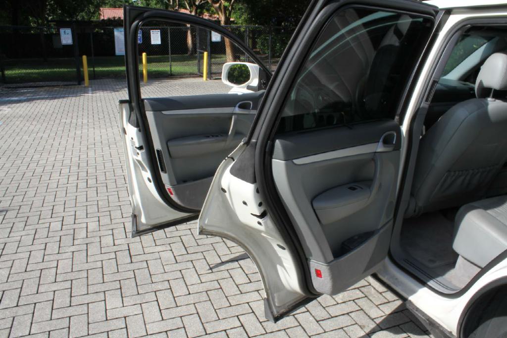 Photo 10 of this PORSCHE CAYENNE